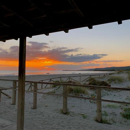 ホテルCamping San Teodoro La Cinta エクステリア 写真