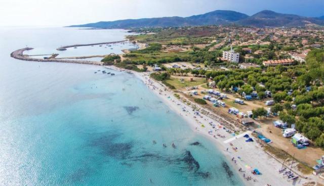 ホテルCamping San Teodoro La Cinta エクステリア 写真